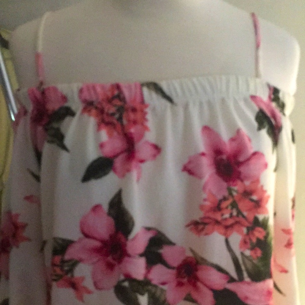 Adorable white off-the-shoulder top, size small, Color Swatch